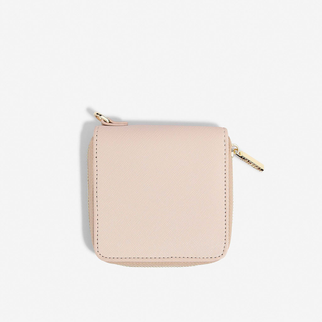 Compact and zipped jewellery travel case in Blush Pink. Made with faux leather.