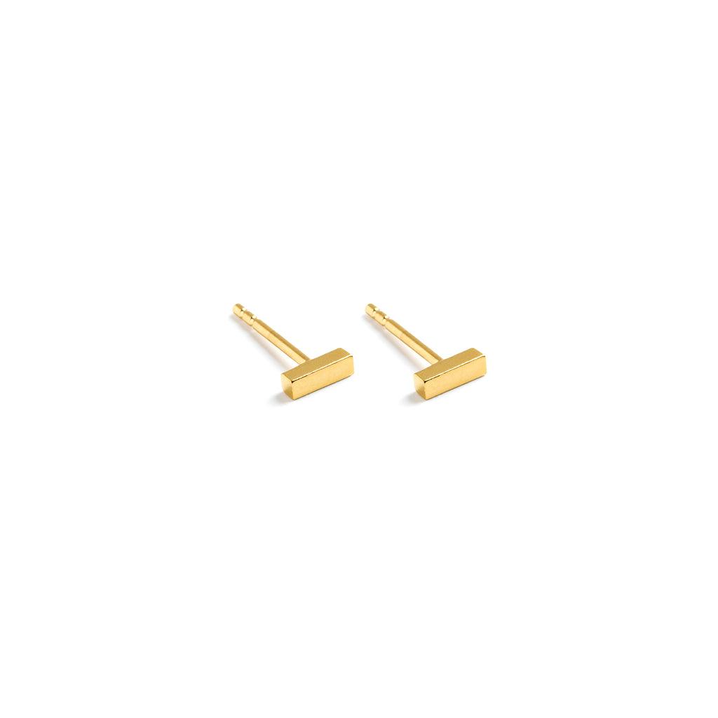 Small gold bars are minimal but make a powerful, graphic statement. The minimalist style can be worn alone or as an easygoing companion for other pieces in your ear stack. Available individually or as a pair. Proudly designed in Devon & crafted by our Wanderlust Life global artisan partners.