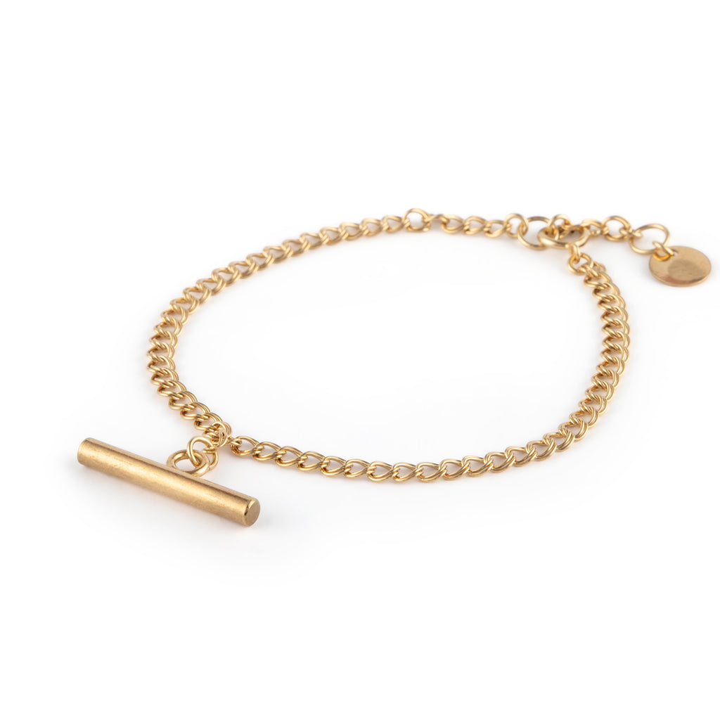 A double curb chain bracelet finished with a classic T-bar pendant.