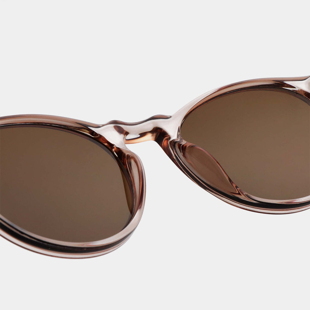 Marvin is a classic yet minimal shape and an effortless everyday choice. These UV protective sunglasses feature brown lenses and champagne pink frames.