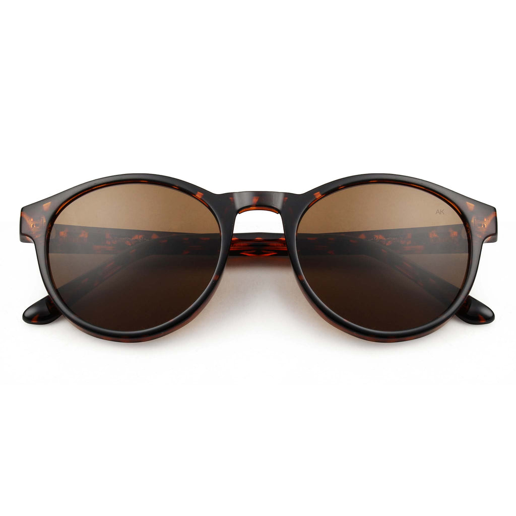 Marvin is a classic yet minimal style of subglasses, casual for everyday. They features tortoise brown frames and brown tinted lenses with UV400 protection.