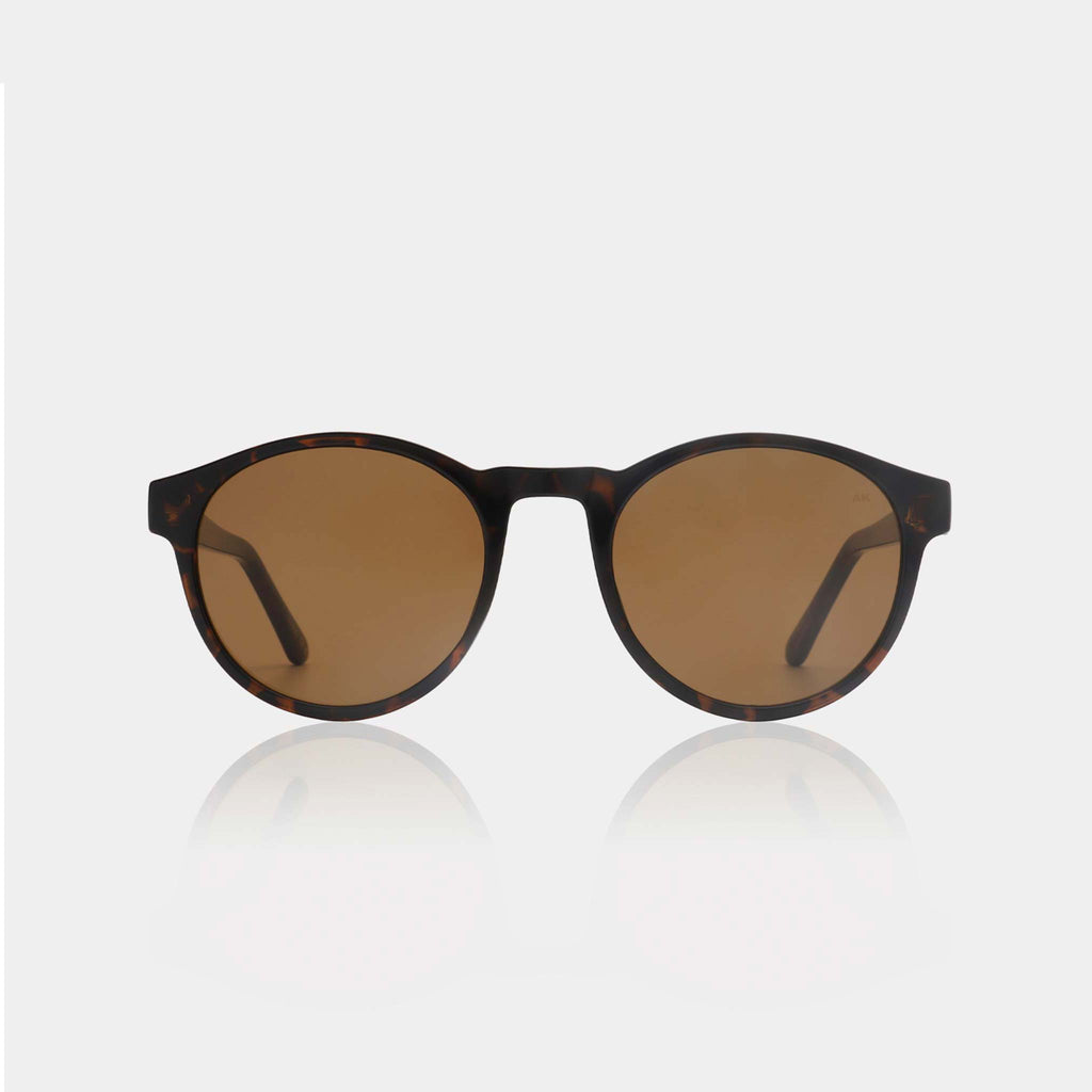 Marvin is a classic yet minimal style of subglasses, casual for everyday. They features tortoise brown frames and brown tinted lenses with UV400 protection.