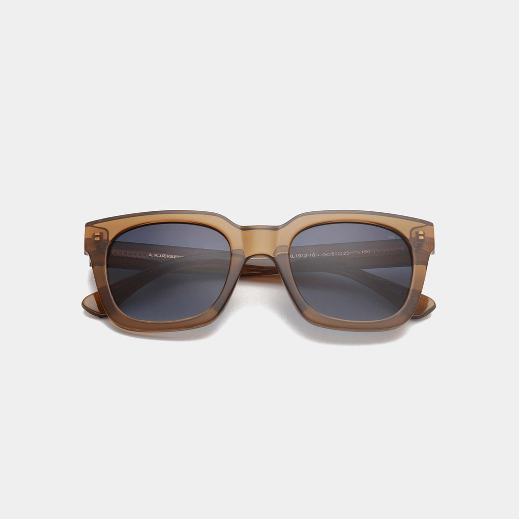 Nancy is a unisex and timeless style, featuring a medium size, squared frame.