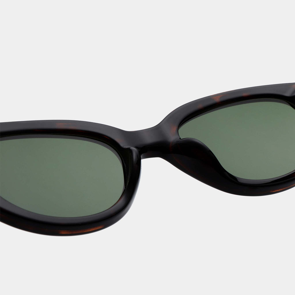 The Winnie sunglasses feature brown tortoise frames and green lenses with UV 400 protection.