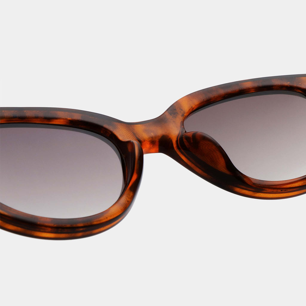 Minimal and modern cat-eye shape frames with a vibrant tortoise pattern. 