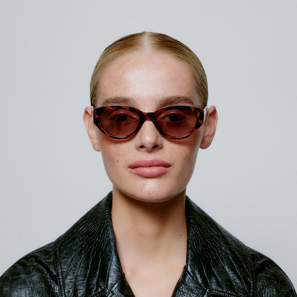 Minimal and modern cat-eye shape frames with a vibrant tortoise pattern. 