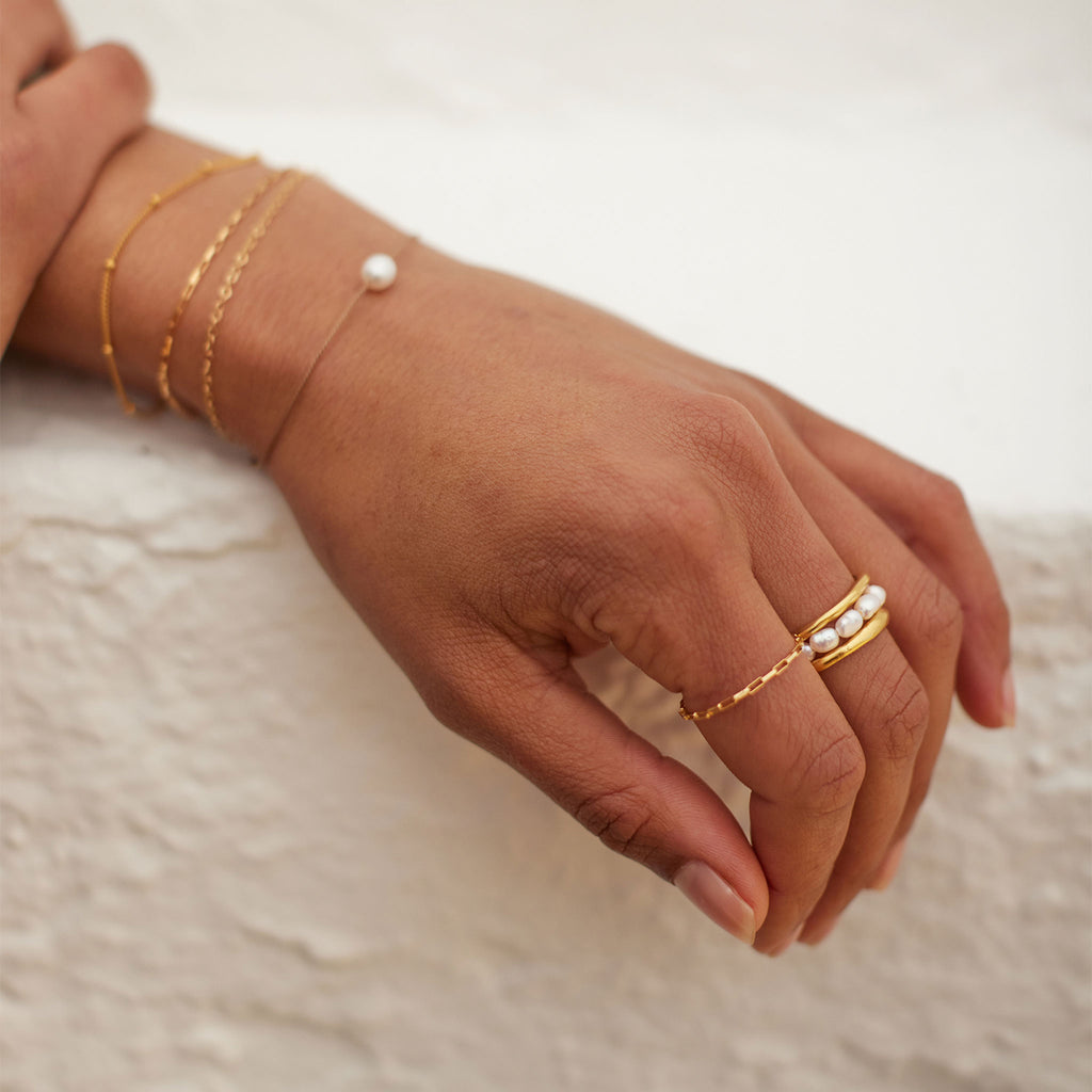 Wanderlust Life Arca Chain Ring. Rectangular box links form this modern and minimal chain ring. Stack with gold band stacking rings. Styled with Pearl Gemstone ring. Shop handcrafted jewellery online at Wanderlust Life.