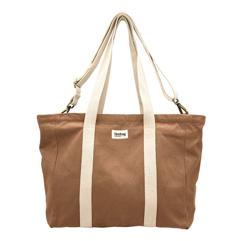 Crafted with organic cotton, a tote bag ideal for everyday that can be worn as a crossbody or shoulder bag.&nbsp;