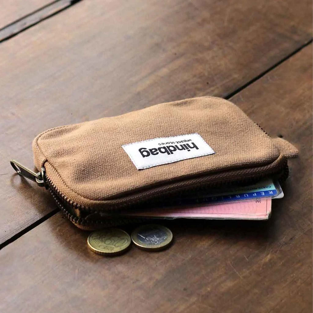 A modern and minimalistic design by Hindbag. This cinnamon brown purse features a zipper fastening.