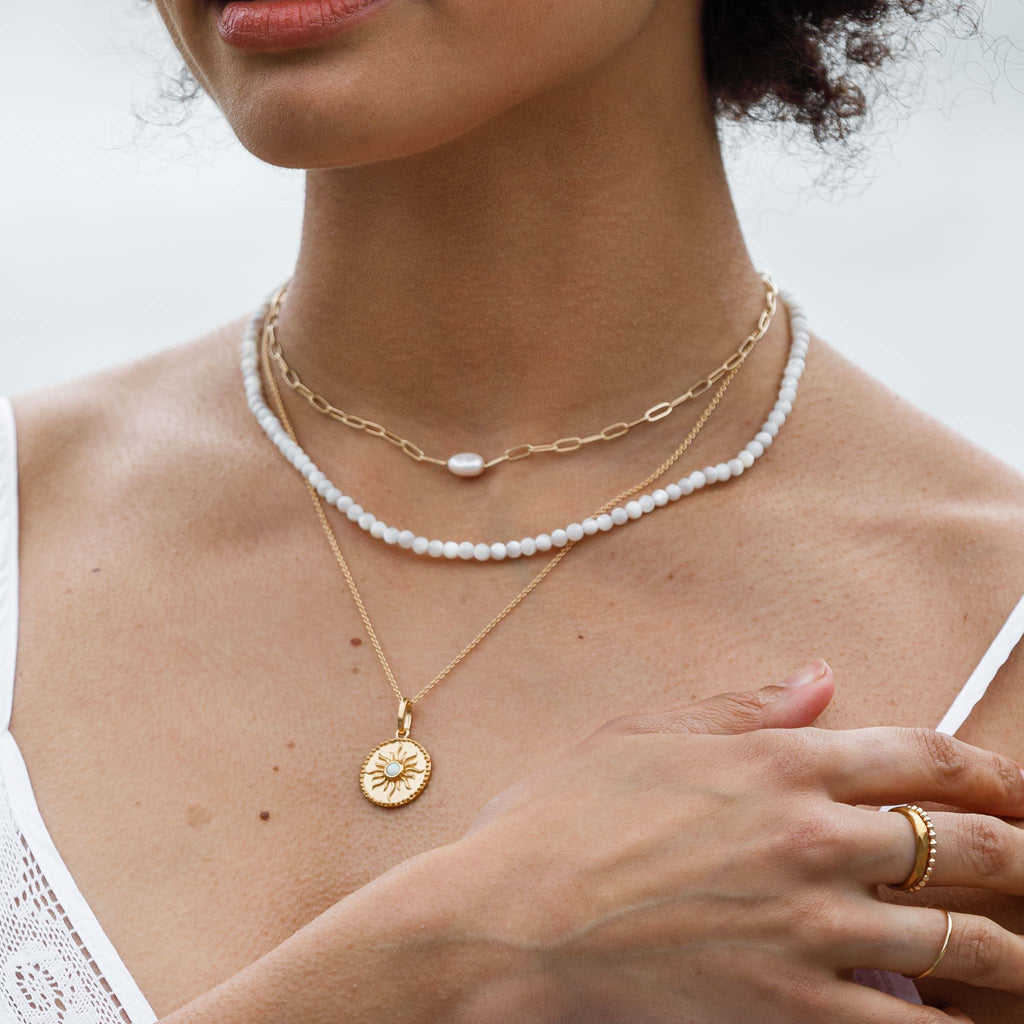 A spherical pearl adds a beachy punctuation mark to our modern paperclip chain necklace.&nbsp;