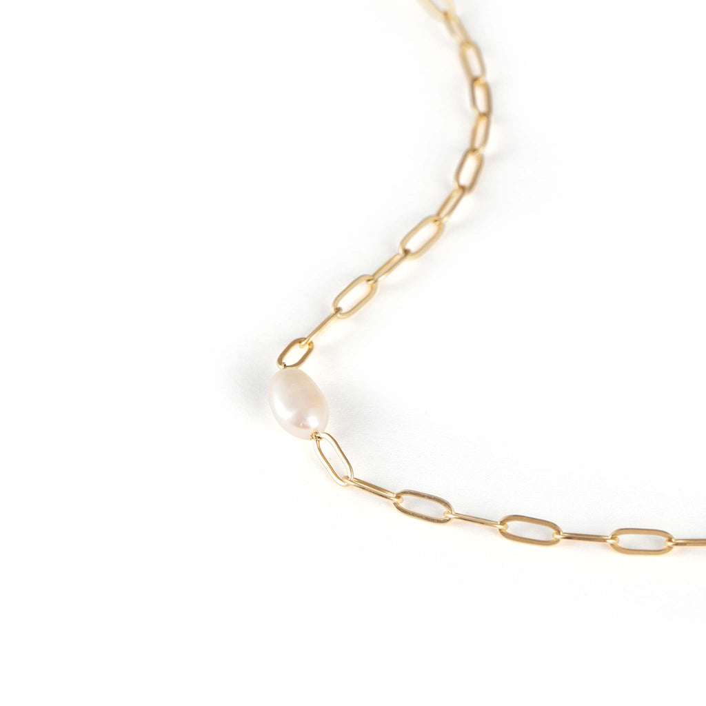 A spherical pearl adds a beachy punctuation mark to our modern paperclip chain necklace. Crafted with 14k gold fill for a lasting gold finish.