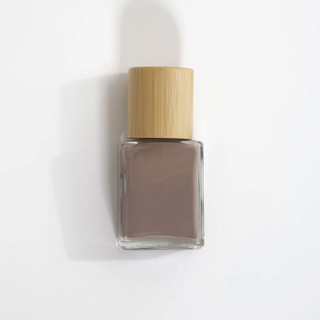 Licia Florio Linen Nail Polish. A calming shade of purple nail varnish for the ritual and practice of self-care. Licia Florio are a sustainability conscious brand, and formulate their nail polishes without toxins, free from animal testing, and 100% vegan. Discover the range from Licia Florio, designed in Italy and available in the UK at Wanderlust Life.