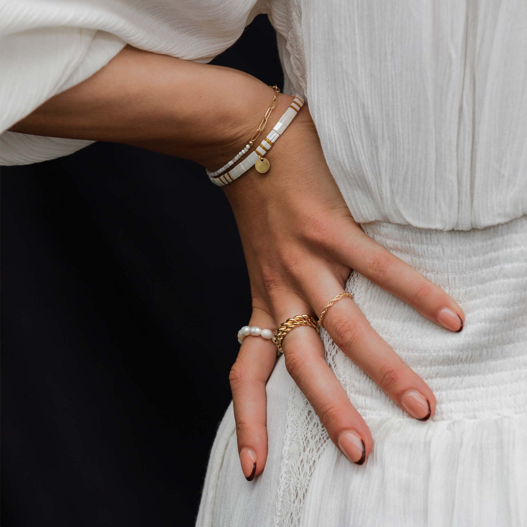 A twisting cable of gold, our rope chain ring is a modern piece designed to slide into your existing ring stack.