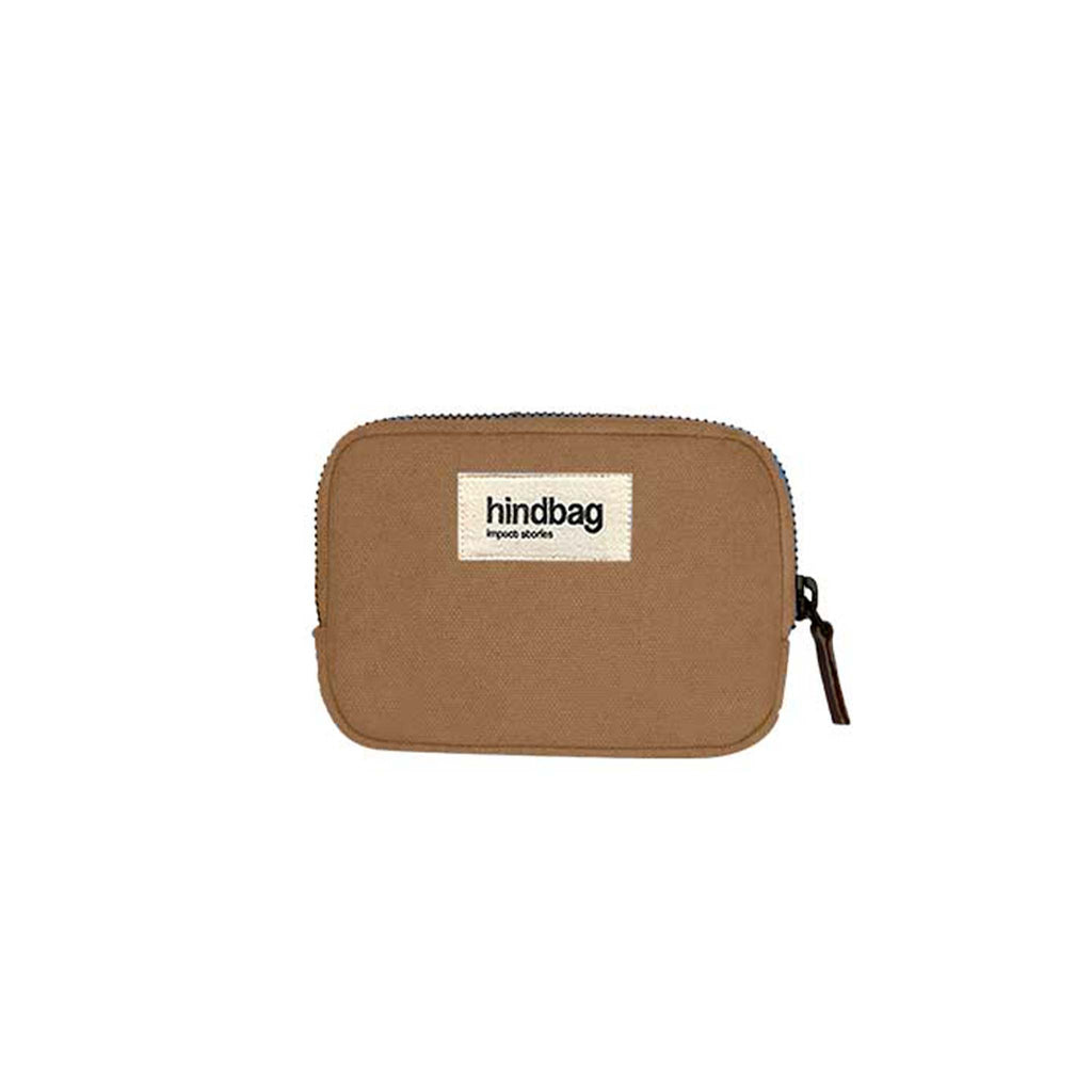 A modern and minimalistic design by Hindbag. This cinnamon brown purse features a zipper fastening.