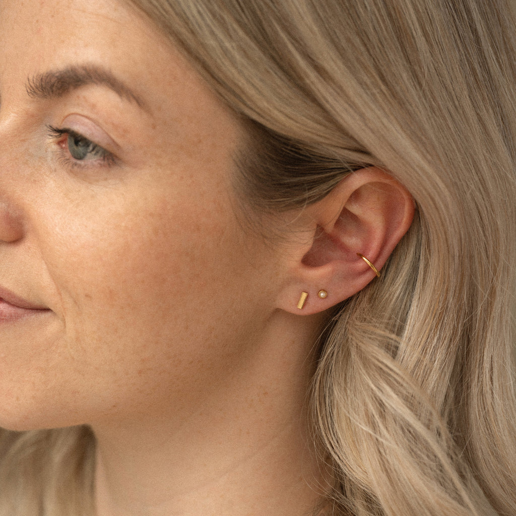 An individual tiny pearl ear stud that leaves a lasting impression. A perfect standalone statement or an easygoing companion for other pieces in your ear stack. Available individually or as a pair. Proudly designed in Devon & handcrafted by our Wanderlust Life global artisan partners