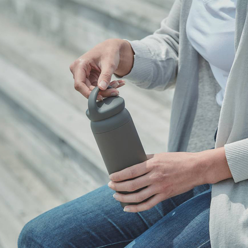 The perfect travel mug for your day off! The day off tumbler keeps your coffee warm on the go for up to 6 hours. Housed in a sleek design with handy carrier top, this is a must have travel accessory. Shop the full Kinto coffee-ware range at Wanderlust Life. 